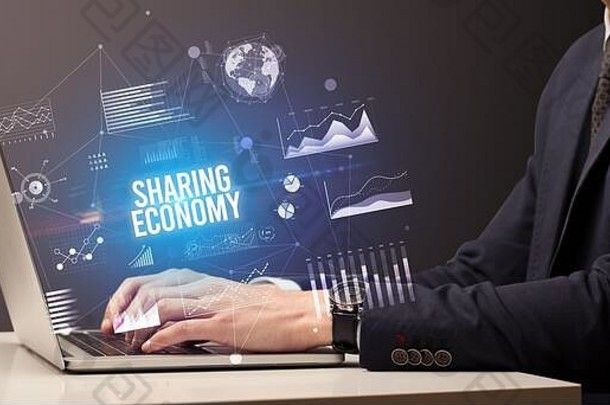 商人在笔记本电脑上工作，共享经济题词，新商业理念