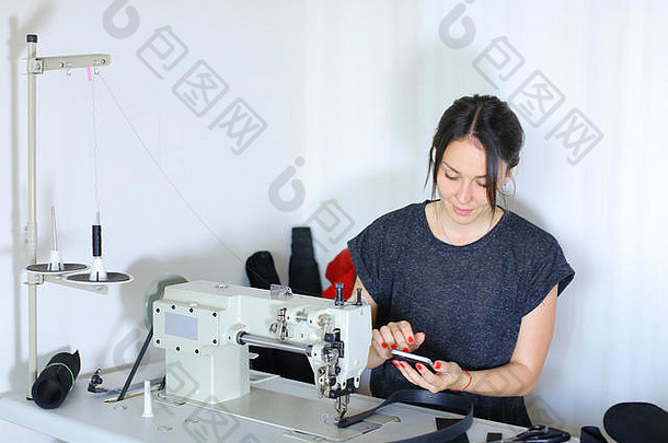 女裁缝用<strong>缝纫</strong>机缝制皮带。