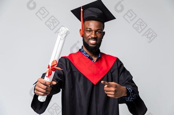年轻快乐的非洲裔美国男学生拿着毕业证书激动人心的表情