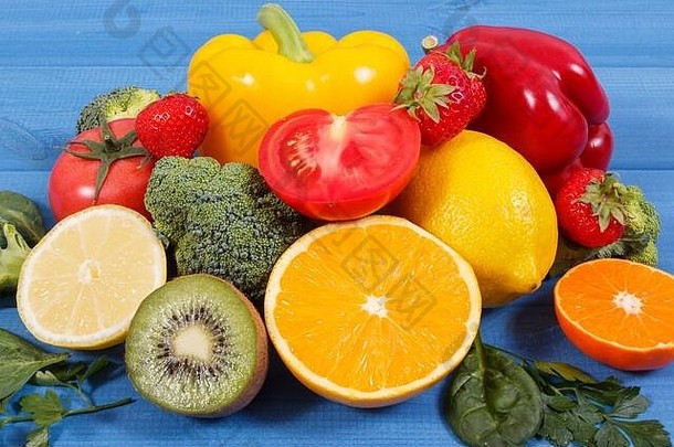 新鲜成熟的水果和蔬菜作为矿物质的来源，含有维生素C、膳食纤维和矿物质、健康营养和增强免疫力