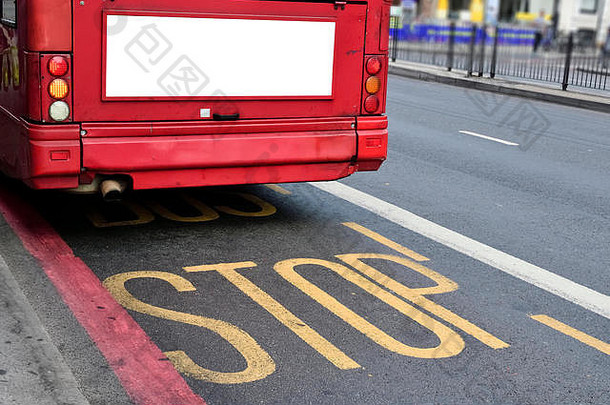 双层红色公共汽车在伦敦的公路上行驶