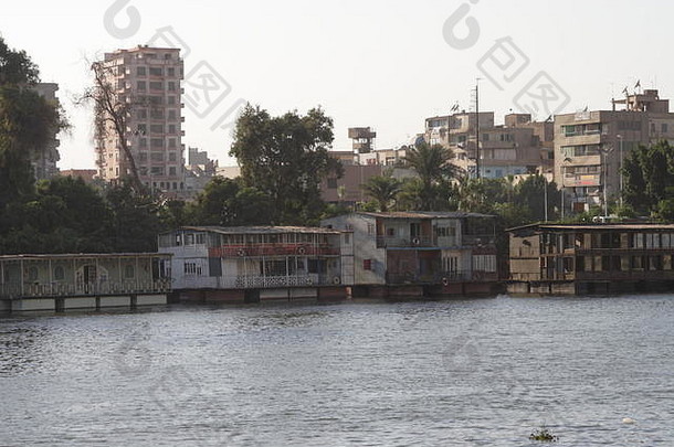 开罗尼罗河的全景图，显示了人们在那里<strong>消夏</strong>的大哈比亚特或船只