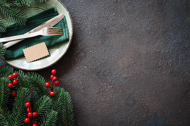 圣诞节日餐桌设置，带有乡村风格的空标签。为圣诞节或新年晚餐准备的冬季餐桌。