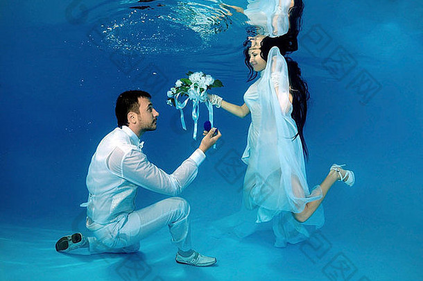 新娘和新郎，游泳池里的水下婚礼