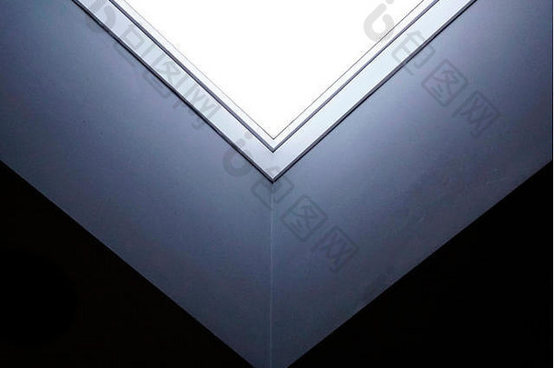 关闭室内视图真正的广场单窗口厚黑色的墙清晰的透明的玻璃灰色铝框架