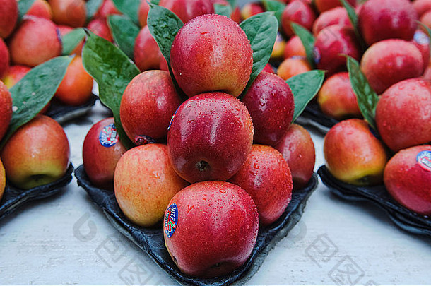 新鲜的红色的苹果出售街曼谷泰国