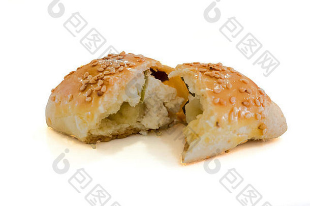 土耳其食谱：白色背景上填充奶酪的迷你面包糕点