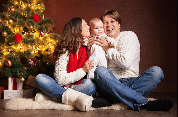 家里<strong>圣诞</strong>树旁的幸福家庭