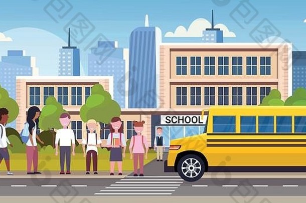 集团混合比赛学生走黄色的公共汽车前面学校建筑外回来学校学生运输概念城市景观背景平