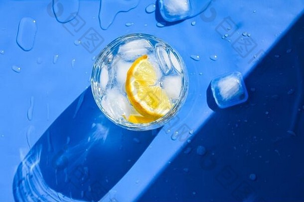 玻璃让人耳目一新水冰柠檬蓝色的背景热概念新鲜的自然光平躺前视图复制空间