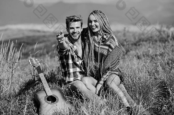爱的的关系西方野营徒步旅行夫妇爱花免费的时间快乐朋友吉他友谊篝火歌曲但玩吉他女孩国家<strong>音乐</strong>浪漫的日期