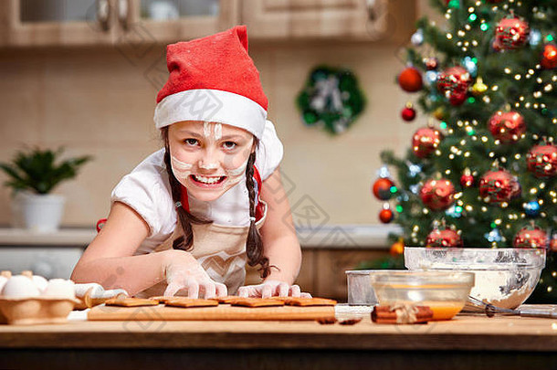 女孩使姜饼准备圣诞节