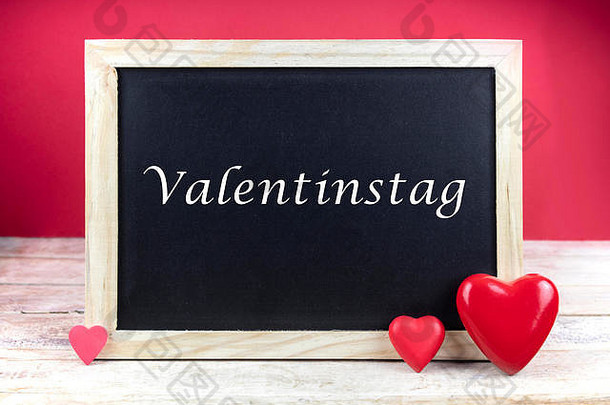 木黑板上红色的心写词德国情人节屋顶意味着情人节一天红色的背景