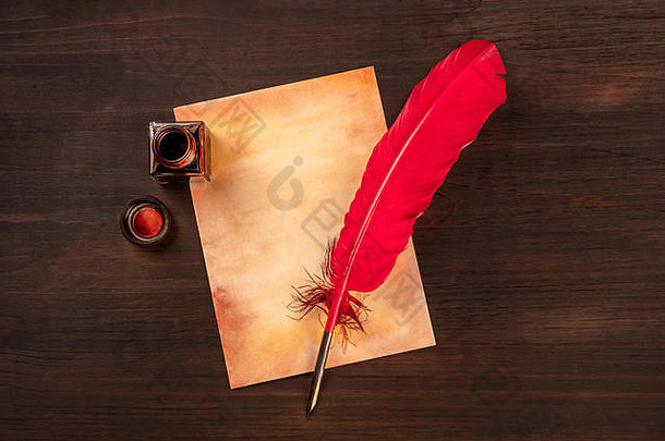 古董背景充满活力的红色的羽毛一块纸墨水黑暗木背景复制空间