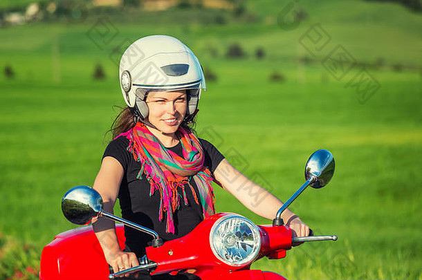骑摩托车旅行的年轻女子
