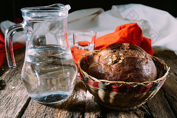 自制的用全麦面粉做的面包柳条面包篮子包装红色的餐巾投手水木表格