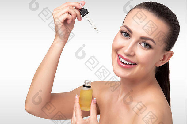 特写镜头拍摄化妆品石油应用年轻的女人的脸吸管美治疗概念