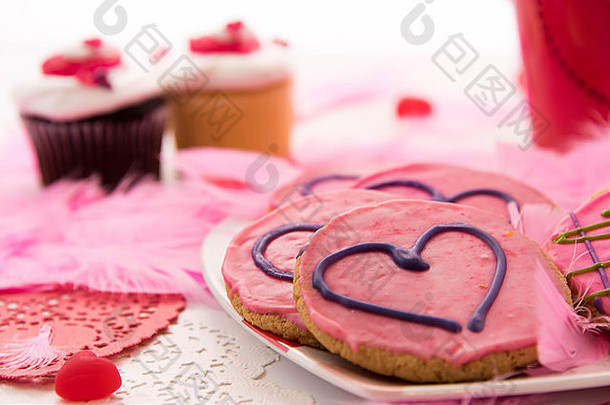 情人节装饰品，粉色饼干和心形纸杯蛋糕