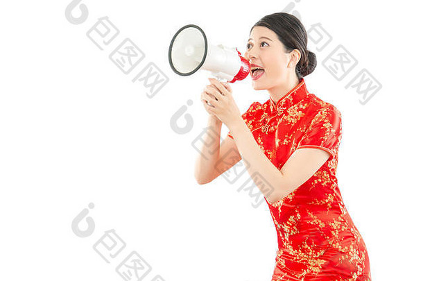 美丽的女孩红色的旗袍持有大声演讲者调用大新闻<strong>中国</strong>人一年出售孤立的白色背景混合比赛亚洲