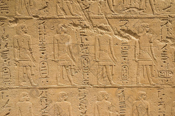 带有可重复雕刻的埃及人像装饰的古墙