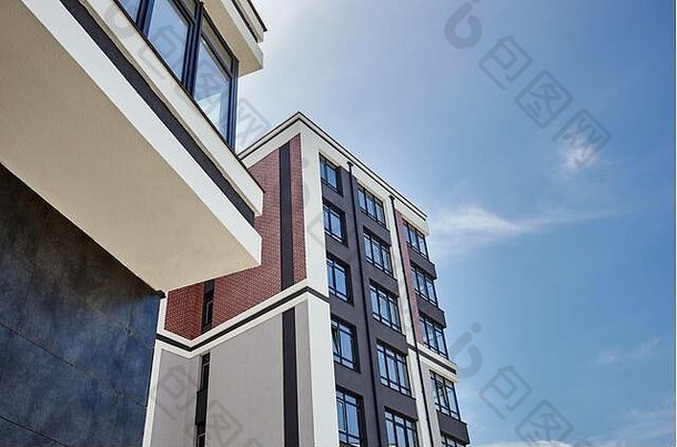 现代的欧洲住宅公寓建筑在晴朗的日子里，天空蔚蓝。抽象建筑，现代城市几何的碎片