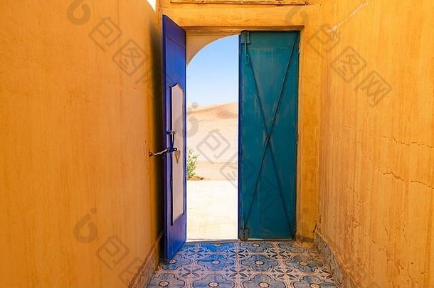 在摩洛哥默佐加，打开门，眺望撒哈拉沙漠中的沙丘