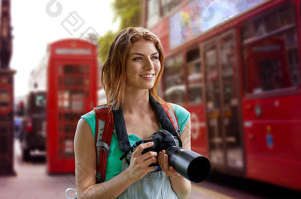 带着背包和相机的女人在伦敦城上空
