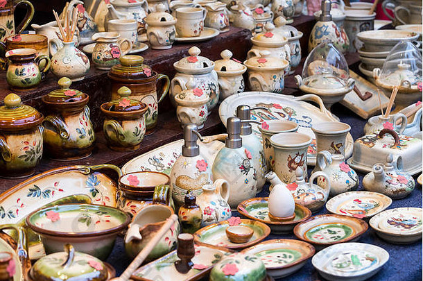 市场上用于室内装饰的匈牙利传统陶瓷