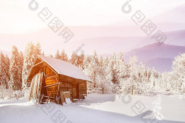 冬天美丽的木屋