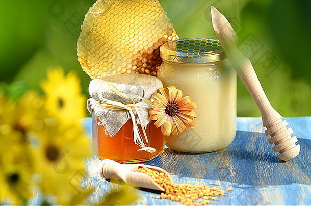 蜂房里装满美味蜂蜜、蜂巢和蜂花粉的罐子