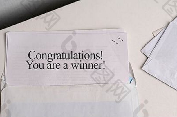 一个打开的信封，里面有一张纸，上面写着“你中奖了，恭喜你，彩票中奖了”
