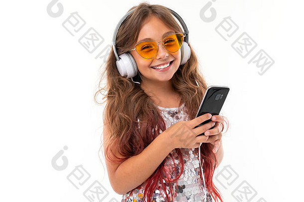 女孩闪光的衣服黄色的太阳镜大耳机听音乐持有智能手机孤立的