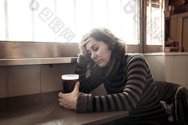 肖像有吸引力的拉丁女人喝啤酒酒吧酒吧感觉抑郁不开心孤独的酒精滥用抑郁症精神健康