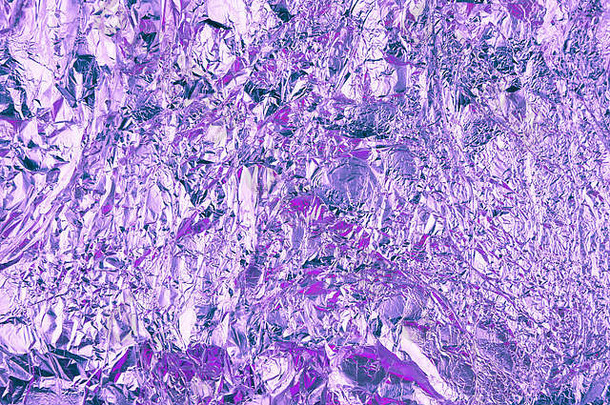 抽象皱褶箔背景。垃圾照片背景。紫罗兰色。