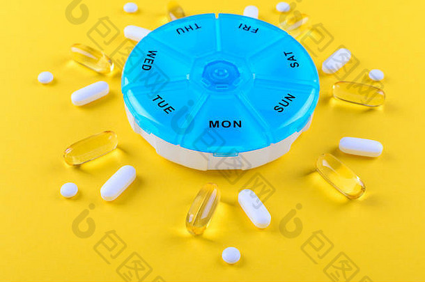 一周服用不同的药物，黄色背景的药盒