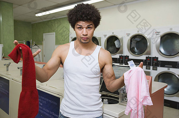 在洗衣店洗衣服的年轻人
