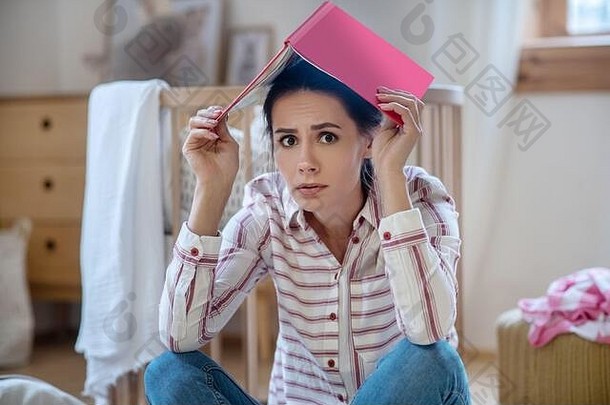 累了伤心女人坐着地板上笔记本头