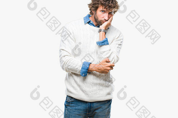 英俊的西班牙裔男模，穿着冬衣，在孤立的背景下思考，看起来很疲惫，对交叉手臂的抑郁问题感到厌倦