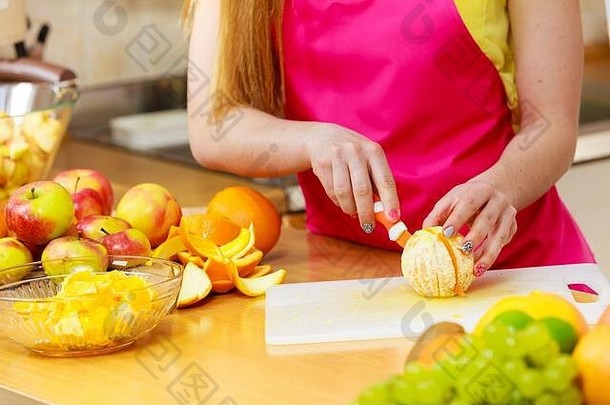 女人年轻的家庭主妇厨房首页切片新鲜的橙色水果切割董事会沙拉榨汁健康的吃烹饪生食物节食