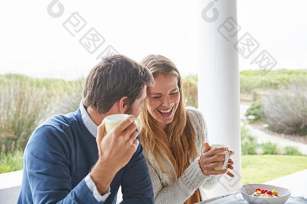 笑夫妇喝咖啡天井