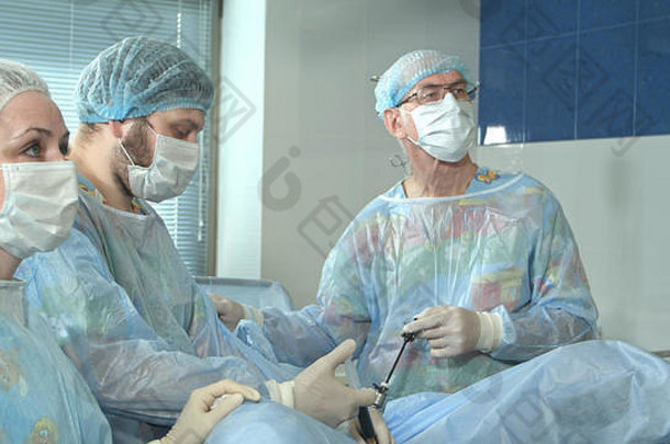 医疗工作人员opearing房间成功外科手术过程