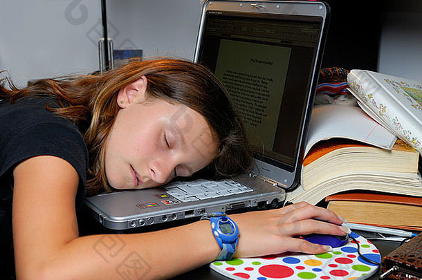疲惫的小女孩头枕着卧室里的笔记本电脑睡着了
