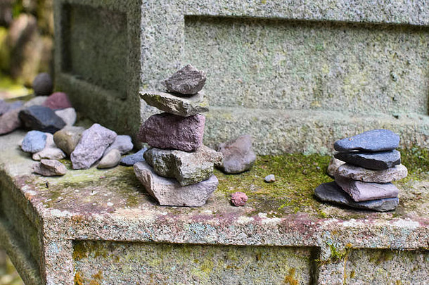 在日本日兴，石头被放在坟墓上。