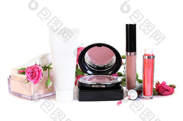 化妆品-化妆粉，奶油，腮红，唇彩和白色背景花