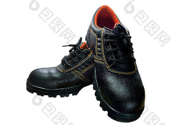 在白色的黑土地上，黑色的钢头工作靴的安全。