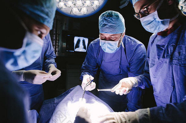 医生手术医院团队专业外科医生工作医院执行外科手术过程操作剧院