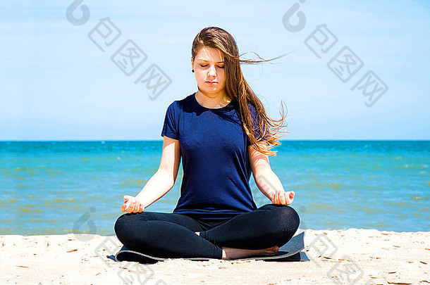 精神健康年轻的女人练习瑜伽海