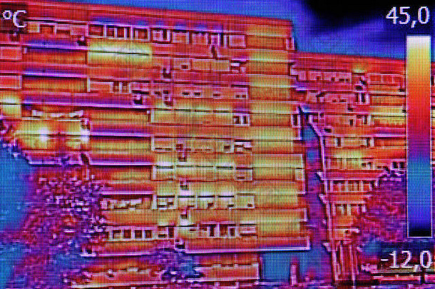 红外Thermovision图像显示缺乏热绝缘住宅建筑