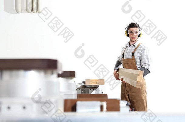 卡彭特男人。作品木木板细木工电脑数值控制中心数控机孤立的白色背景