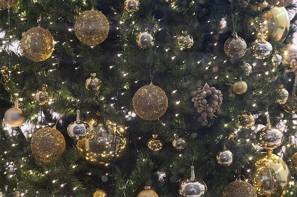 圣诞树背景、装饰品和云杉树枝